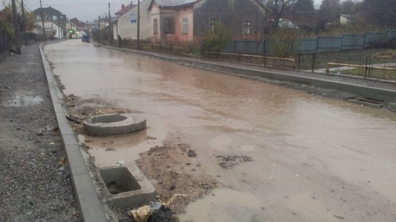 Жителі райцентру на Тернопільщині обурені величезними калюжами посеред міста