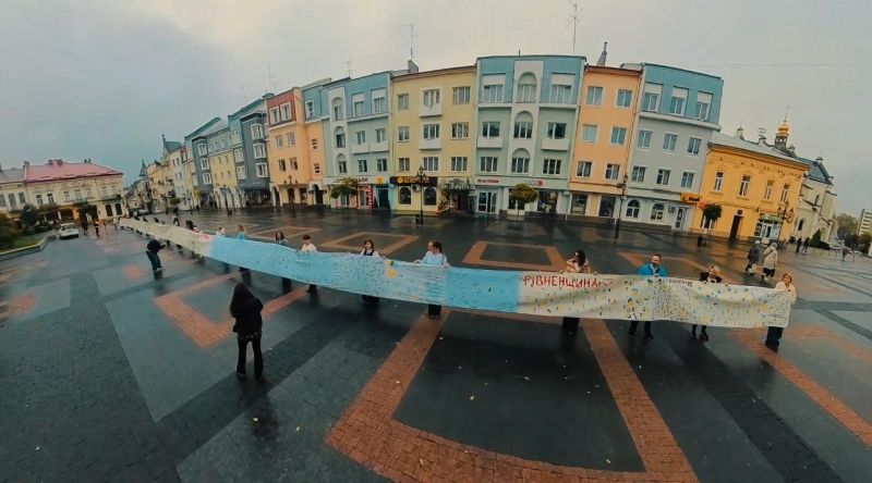 «Найдовше Полотно Єдності»: «Українська команда» на підтримку ЗСУ встановила новий рекорд України