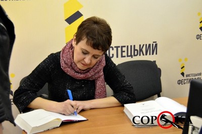 Велика черга на автограф-сесії, переповнена зала під час виступу - як у Тернополі зустрічали Забужко (фото)
