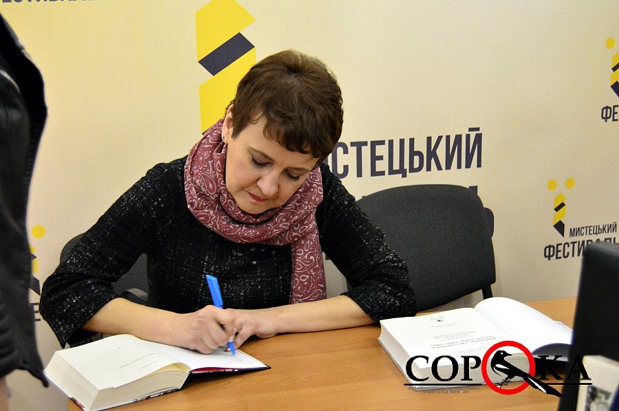 Велика черга на автограф-сесії, переповнена зала під час виступу - як у Тернополі зустрічали Забужко (фото)