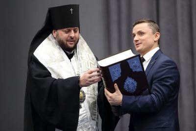 Владика Тихон подарував голові облради Михайлу Головку копію Пересопницького Євангелія (фото)