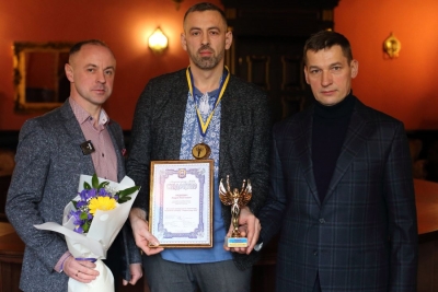 Невролог та волонтер Андрій Надкевич з Тернопільщини, який щодня бореться за здоров’я воїнів, став людиною року (відео)