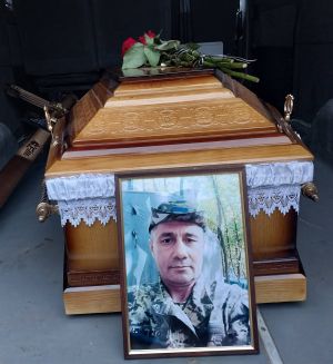 У громаді на Тернопільщині зустріли траурний кортеж з тілом воїна Руслана Бевзюка