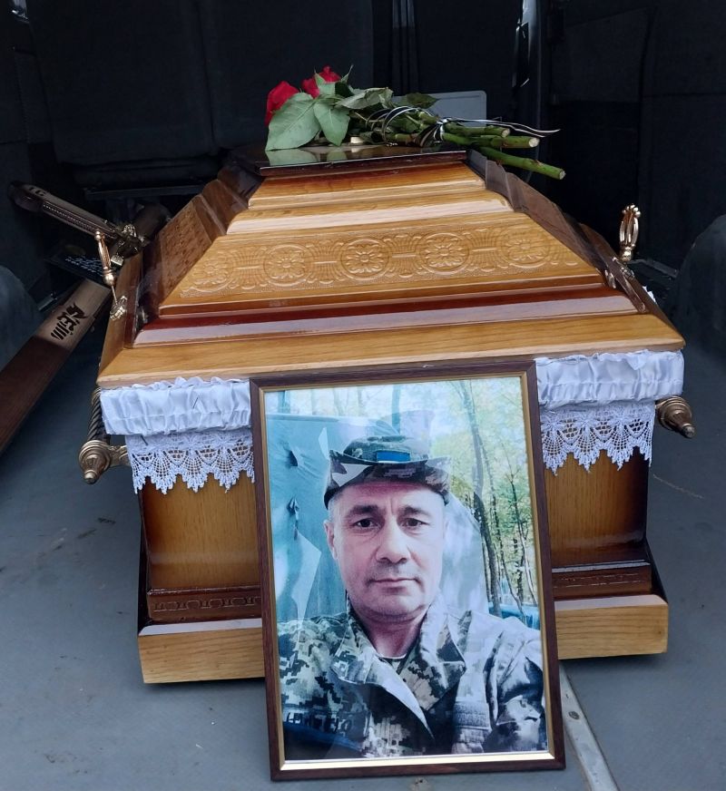 У громаді на Тернопільщині зустріли траурний кортеж з тілом воїна Руслана Бевзюка