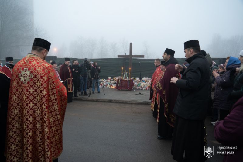 У Тернополі освятили пам’ятний хрест на місці ракетного удару, що забрав життя людей