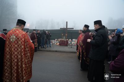 У Тернополі освятили пам’ятний хрест на місці ракетного удару, що забрав життя людей