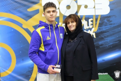 Мама загиблого захисника Віктора Мельниченка вручила спеціальну нагороду чемпіону «Тернового поля – 2023» з Тернополя