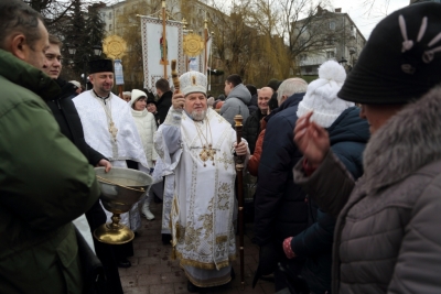 На набережній зібралися кількадесят тернополян, щоб набрати святої води (фоторепортаж)