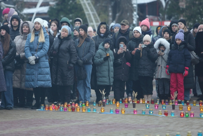 У центрі Тернополя сьогодні запалюють свічки, щоб вшанувати пам&#039;ять жертв голодоморів (фоторепортаж)