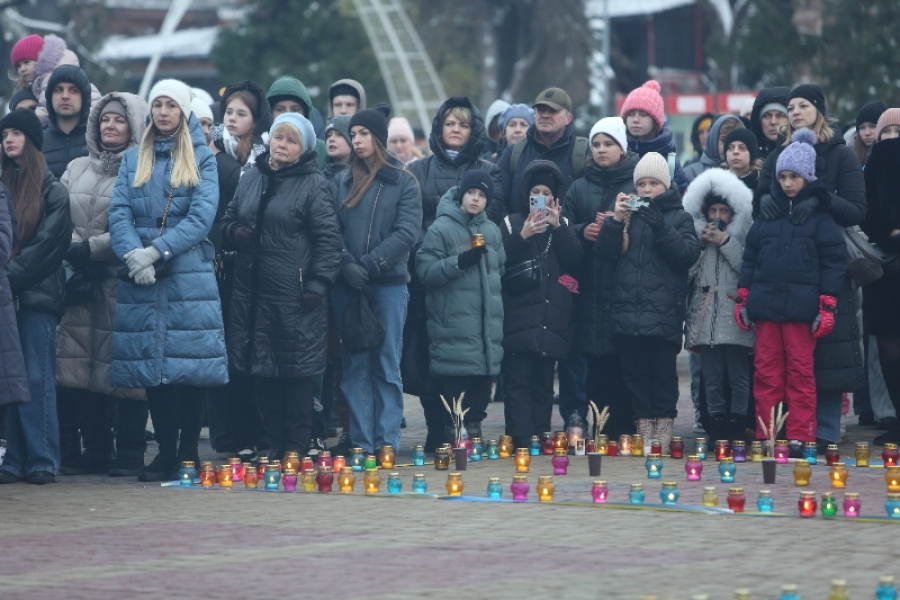 У центрі Тернополя сьогодні запалюють свічки, щоб вшанувати пам&#039;ять жертв голодоморів (фоторепортаж)