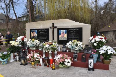 На Тернопільщині освятили пам’ятні дошки полеглим захисникам Василю Мимрику та Євгенію Гнидці