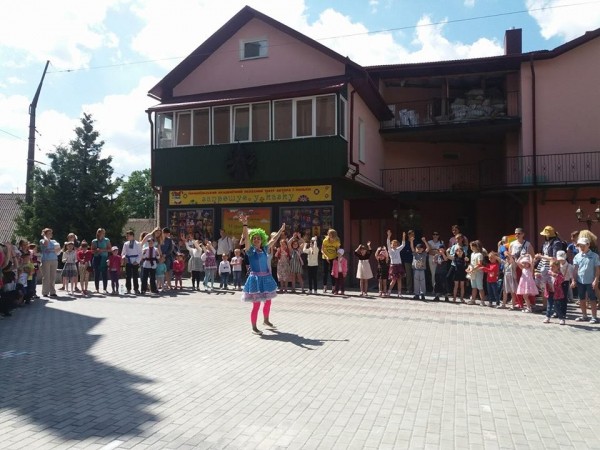 Клоуни-веселуни розважали маленьких тернополян у День захисту дітей (фото)