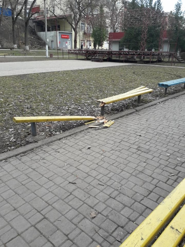 У райцентрі на Тернопільщині "попрацювали" вандали (фотофакт)