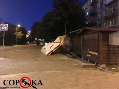 Невідомі активісти в Тернополі на Дружбі знесли МАФ (фото)