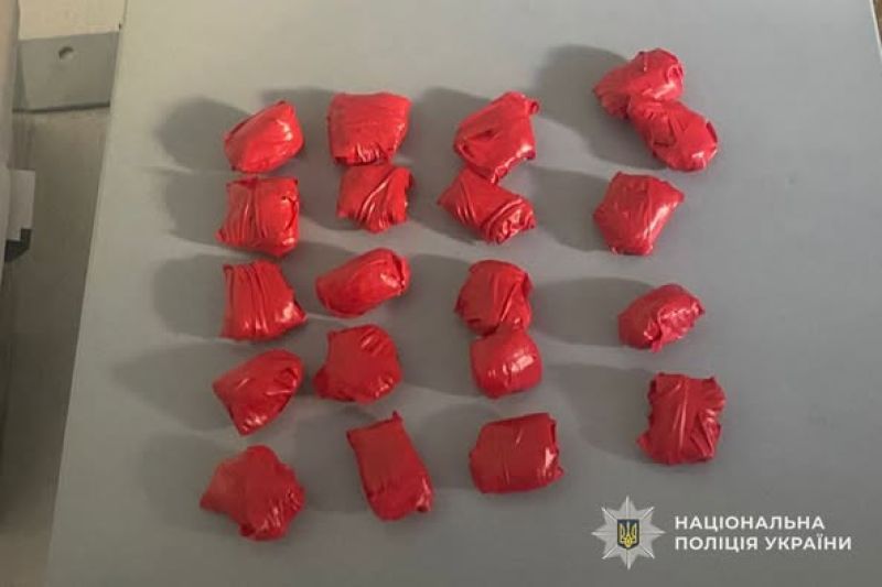 У двох неповнолітніх тернополян вилучили 55 "закладок" із психотропами та наркотиками