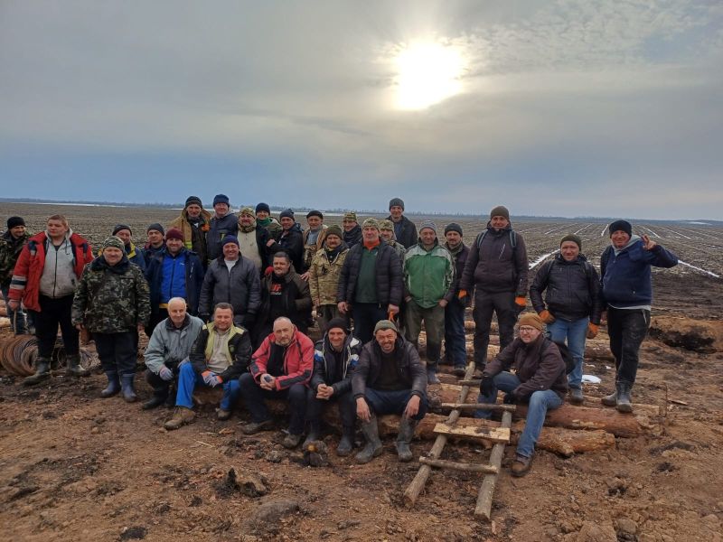 Жителі громади на Тернопільщині допомагали споруджувати фортифікаційні укріплення на сході України