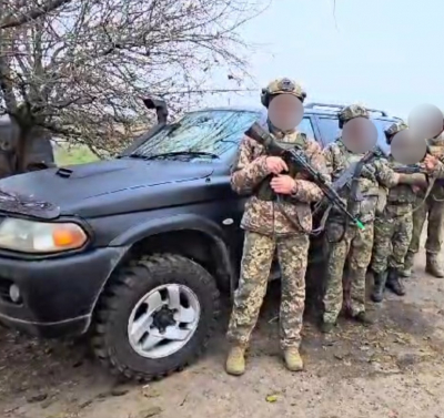 Позашляховик для фронту: тернопільські митники передали автомобіль бійцям ЗСУ