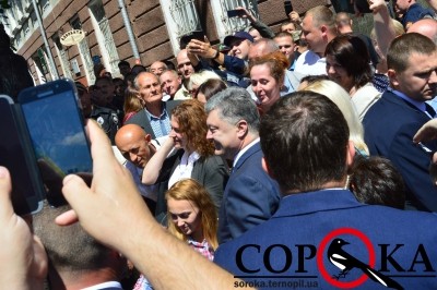 Петро Порошенко у Тернополі передав поліції нові авто та зробив фото з &quot;головним опонентом&quot; (фото)