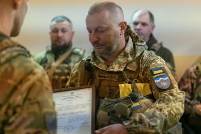 Герої серед нас: командир роти «Барні» Степан Барна отримав від Міністерства оборони пістолет Glock-17