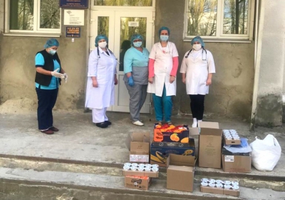 Тернопільський депутат Юрій Смакоуз порадував смаколиками маленьких пацієнтів інфекційного відділення міської дитячої лікарні