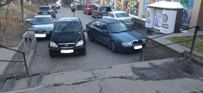 У Тернополі автівки повністю заблокували тротуар (фотофакт)