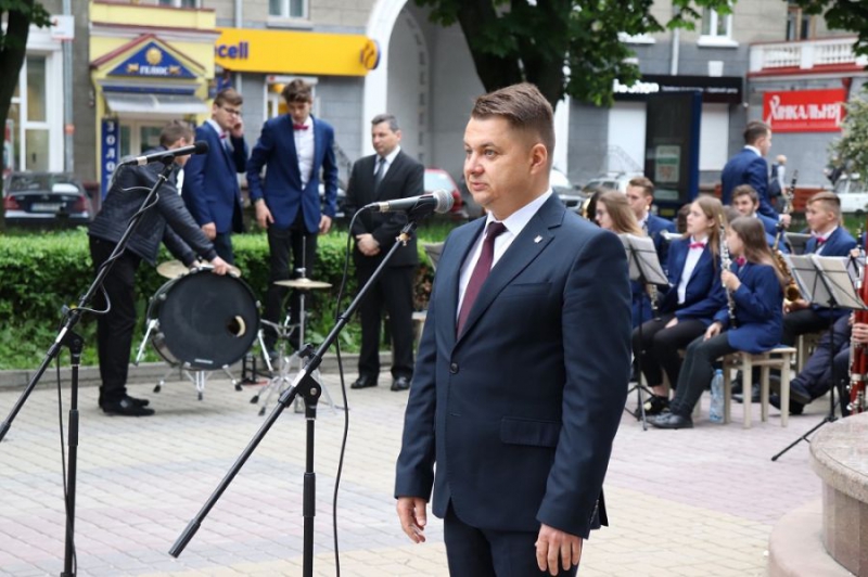 Cтуденти Теpнопільського музичного коледжу закінчили навчання концертом біля памятнику Соломії Крушельницькій