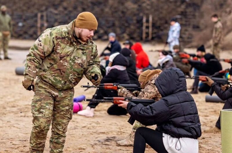 Знання, які можуть врятувати життя: на Тернопільщині діє центр підготовки до нацспротиву