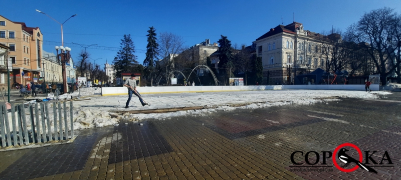 У центрі Тернополя демонтують ковзанку (фотофакт)