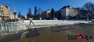 У центрі Тернополя демонтують ковзанку (фотофакт)