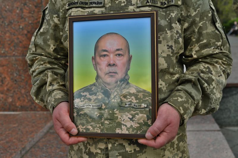«Обрав Україну своїм домом»: на Тернопільщині попрощалися з полеглим захисником Айбеком Лесбаєвим