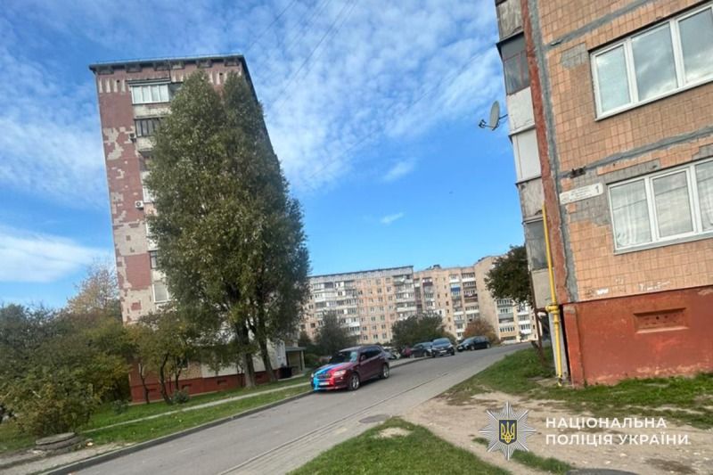 У Тернополі з п'ятого поверху випав чоловік