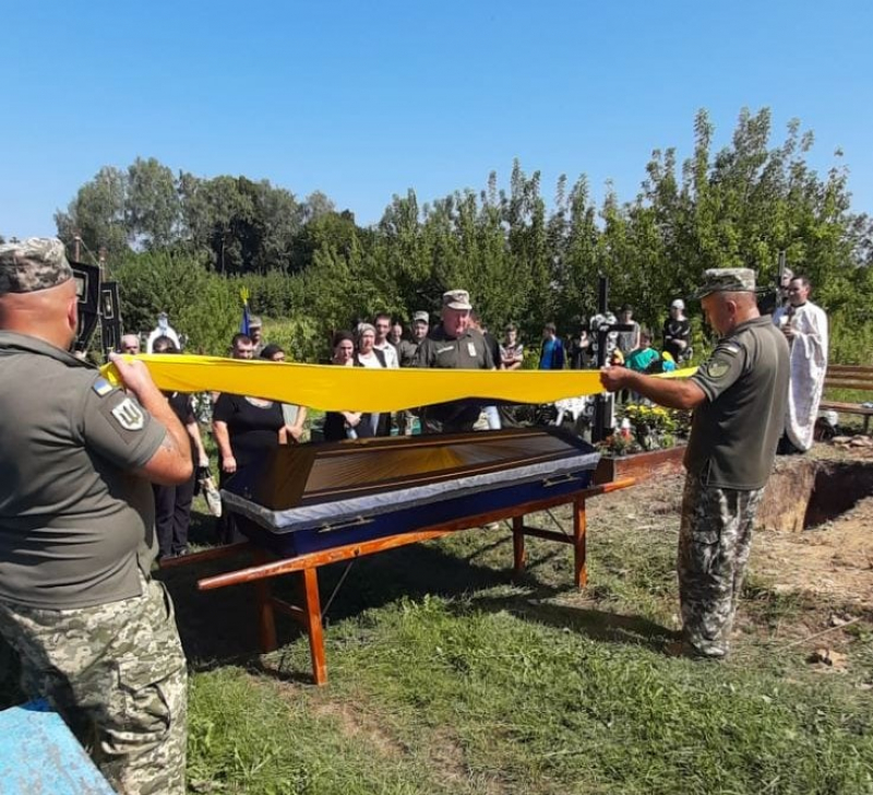У громаді на Тернопільщині попрощалися з полеглим воїном Андрієм Биком