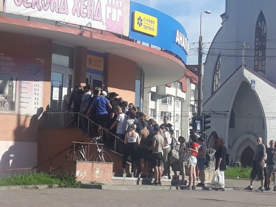 Попри карантин, у Тернополі «штурмують» секонд-хенди (фотофакт)