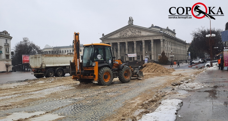 У центрі Тернополя прибирають гору снігу з піском (фотофакт)