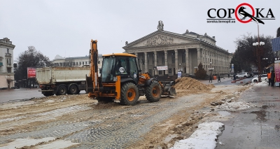 У центрі Тернополя прибирають гору снігу з піском (фотофакт)