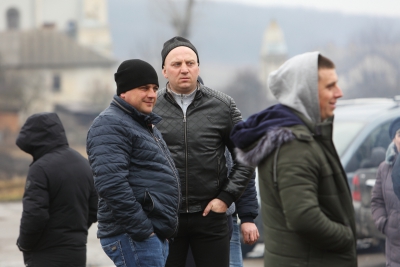 Жителі Тернопільщини чергують на блокпості, аби не пропустити евакуйованих з Китаю (фоторепортаж)