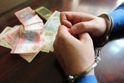 За хабар поліцейському на Тернопільщині судитимуть громадянина Азербайджану