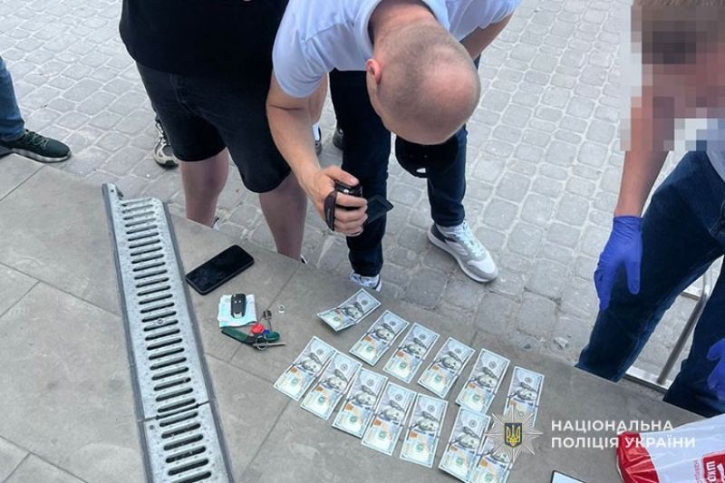 У Тернополі затримали працівника медичного закладу, який &quot;продавав&quot; довідки про інвалідність