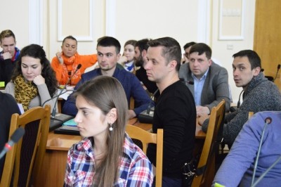 Молоді депутати Тернополя на сесію прийшли з іграшками