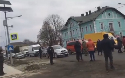 На Тернопільщині люди перекрили дорогу (відео)