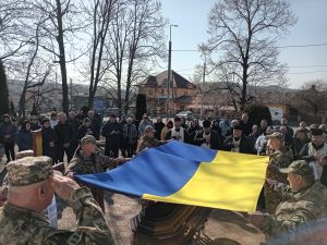 У громаді на Тернопільщині поховали воїна Юрія Качура