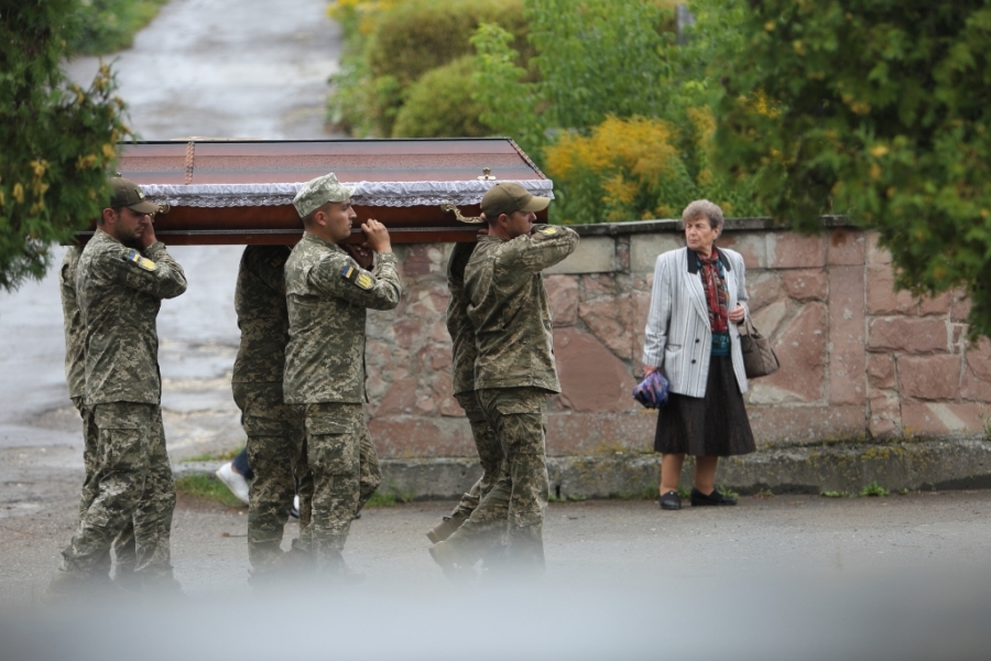 У Тернополі сьогодні попрощалися з Артемом Узуналовим, який загинув в боях за Україну (фоторепортаж)