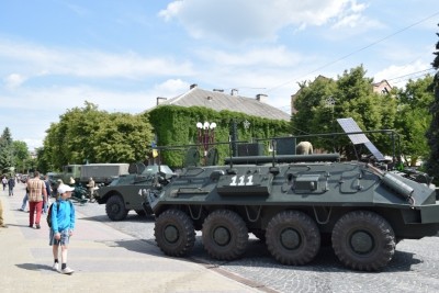 На Театральний майдан у Тернополі заїхав ... військовий БТР (фотофакт)