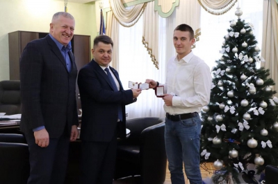 Віктор Овчарук вручив світовому чемпіону Дмитру Підручному нагрудний знак та грошову нагороду