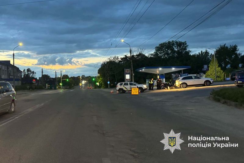 У Тернополі неповнолітній мотоцикліст та його 14-річна пасажирка потрапили до лікарні після ДТП