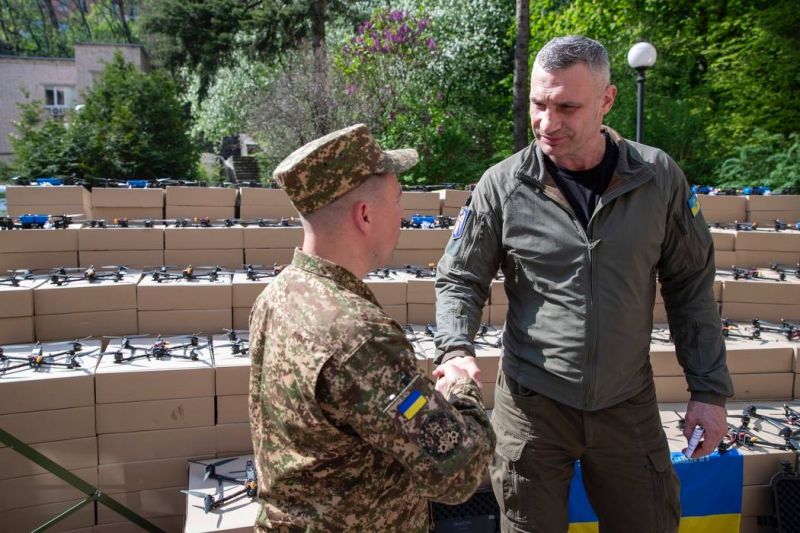 Кличко: Столична громада передала 25 бригаді НГУ та 241 бригаді ТрО FPV-дрони, установки керування та системи РЕБ