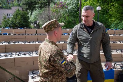 Кличко: Столична громада передала 25 бригаді НГУ та 241 бригаді ТрО FPV-дрони, установки керування та системи РЕБ