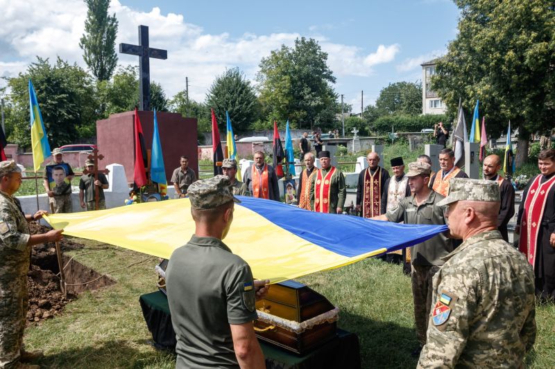 Вважався зниклим безвісти: на Тернопільщині попрощалися з Героєм Ярославом Гатланом