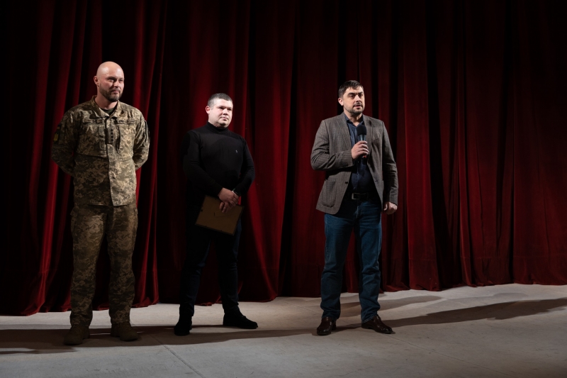 Вистава та подарунки: у Тернополі волонтери «Платформи єдності» організували свято для дітей військовослужбовців (фото, відео)