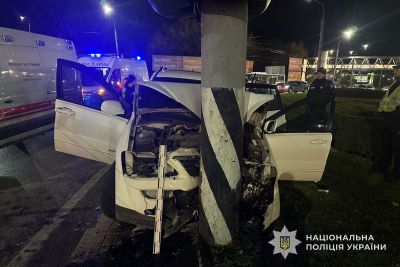 У Тернополі киянин на іномарці врізався в електроопору